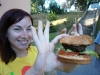 Grilování hamburgerů - :) grilovali jsme kvalitní velikánský hamburgery:) a moc se nám všem povedli:)